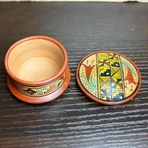Peruvian Terracotta Jewelry Box – Hand-Painted Circular Clay Case, Handmade - Picture 4 of 5